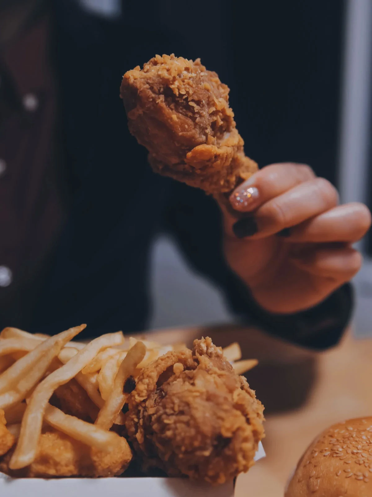 Fried chicken, crispy chicken wings, juicy burgers, fast food favorites, and quick meals from Mashhoor, a fast-growing restaurant serving the best fried chicken and tasty fast food on the go.