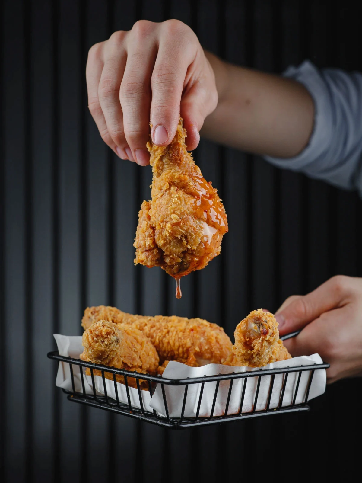 Fried chicken, crispy chicken wings, juicy burgers, fast food favorites, and quick meals from Mashhoor, a fast-growing restaurant serving the best fried chicken and tasty fast food on the go.
